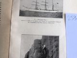 un livre avec des images de bateaux et un bout de papier auquel est attachée une note