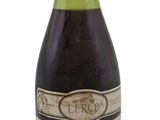 une bouteille de vin posée sur une table