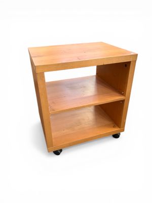 une petite étagère en bois comportant deux tablettes