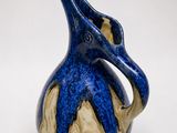 un vase bleu et or orné d'un oiseau