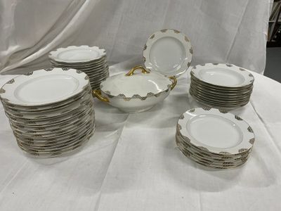 un grand nombre d'assiettes posées sur une table