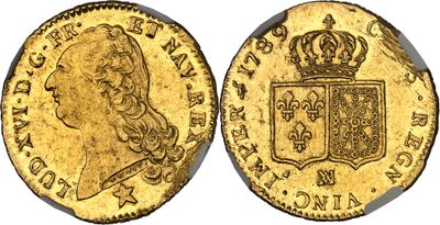 une pièce souveraine en or surmontée d'une couronne