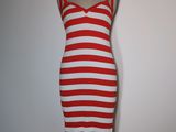 une robe à rayures rouges et blanches sur un mannequin, un mannequin, un mannequin, un mannequin, un mannequin, un mannequin, un mannequin, un mannequin