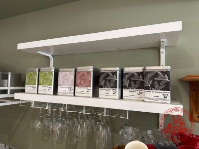 une étagère sur laquelle sont posés des verres à vin