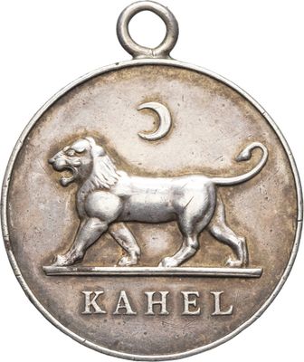 un gros plan d'une médaille d'argent sur laquelle figure un lion