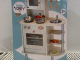 une boîte contenant une cuisine miniature, posée sur une table