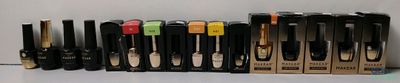 beaucoup de stylos alignés en rangée