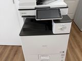 une imprimante placée au-dessus d'une armoire