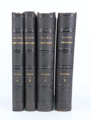 quatre livres noirs empilés les uns sur les autres sur une surface blanche