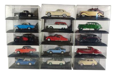 de nombreuses maquettes de voitures différentes dans une vitrine