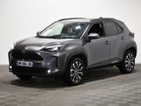 La Toyota RAV est garée sur un sol à damier