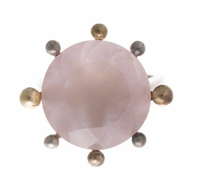 un gros plan sur une pierre rose entourée de boules dorées