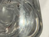 un vase en verre troué posé sur une table
