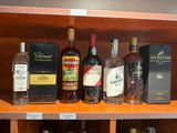 de nombreuses bouteilles d'alcool sur une étagère dans un magasin