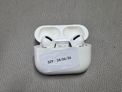 des AirPods avec une étiquette de prix accrochée dessus
