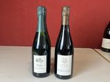 plusieurs bouteilles de vin sont alignées sur un comptoir