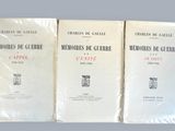 trois livres sont empilés les uns sur les autres sur une table