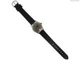une image représentant une montre avec un bracelet noir sur fond blanc