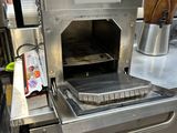 une machine posée sur un comptoir