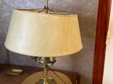 une lampe posée sur une table dans une pièce