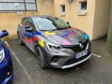 une voiture recouverte de graffitis, garée sur le bord de la route