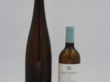 deux bouteilles de vin posées l'une à côté de l'autre sur une surface blanche