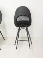 QUATRE TABOURETS de bar en similicuir noir et piétement méta… (photo 5)