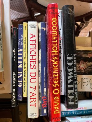plusieurs livres empilés les uns sur les autres