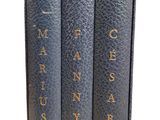 deux livres sont posés l'un sur l'autre sur une surface blanche