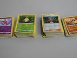 Plusieurs cartes Pokémon sont empilées les unes sur les autres
