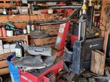 une machine qui se trouve dans un garage où il y a beaucoup d'outils