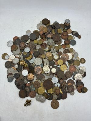 une pile de pièces de monnaie posée sur une surface blanche