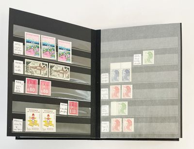 un livre avec des timbres sur les pages et une illustration sur la couverture