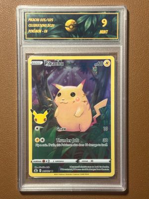 une carte Pokémon sur laquelle figure un Pokémon jaune