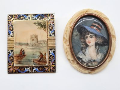 deux photos d'une femme portant un chapeau et une photo d'un homme dans un bateau