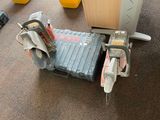 une machine posée sur le sol à côté d'une boîte