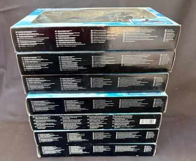 quatre boîtes de manettes Nintendo Wii empilées les unes sur les autres
