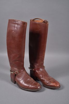 paire de bottes d'équitation en cuir marron avec des boucles et des boucles