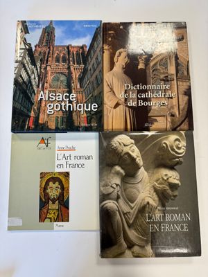 deux livres posés sur une table, avec en arrière-plan la photo d'un bâtiment