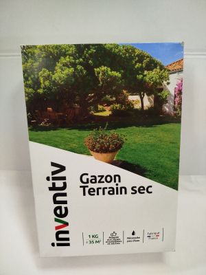 un gros plan sur une boîte de « Gazon Terrarin Sec » posée sur une table