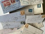de nombreux types de lettres et d'enveloppes sur la table