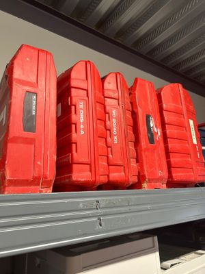 de nombreuses boîtes rouges posées sur une étagère dans un magasin