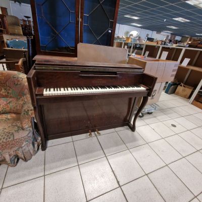 un piano posé au milieu d'une pièce