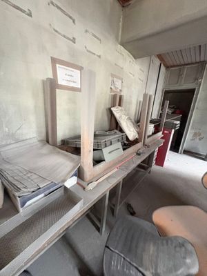 un lit et une chaise dans une pièce en travaux
