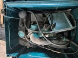 une boîte bleue contenant tout un tas d'outils