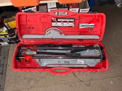 une caisse à outils rouge avec des outils sur le sol