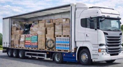 un camion avec une remorque chargée de cartons à l'arrière