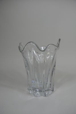 un vase en verre transparent posé sur une table