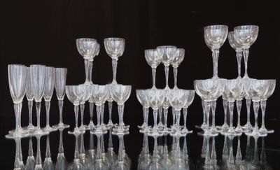 un grand nombre de verres à vin posés sur une table