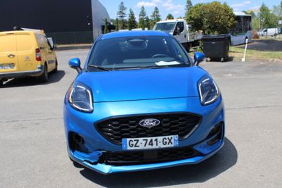 une voiture bleue garée dans un parking